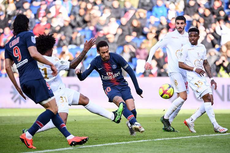 费德勒爆冷击败巴黎圣日耳曼，出色防守引爆全场！的简单介绍-九游体育网页版